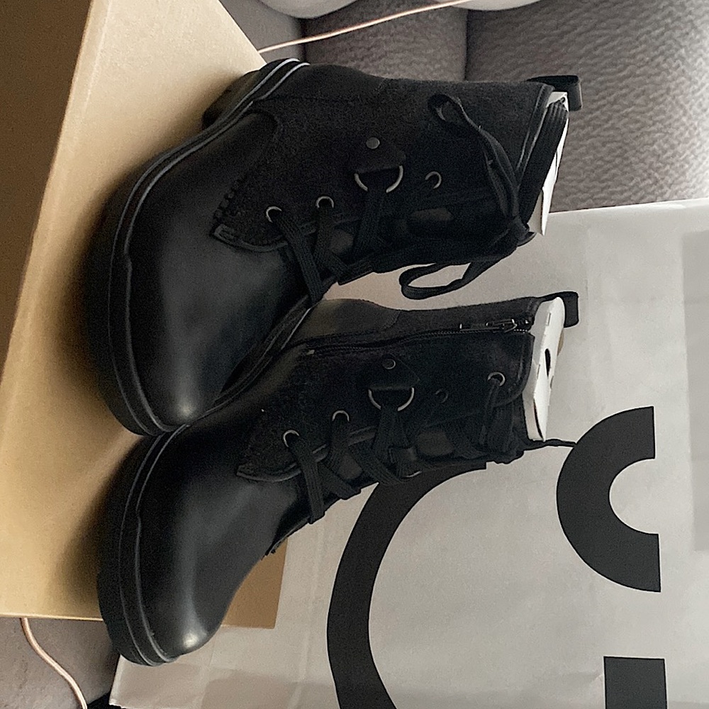 UGG W Hapsburg Lace size 9 brand new unused